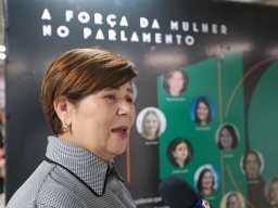 Deputada Jô Farias concedendo entrevista à Rádio Alece FM